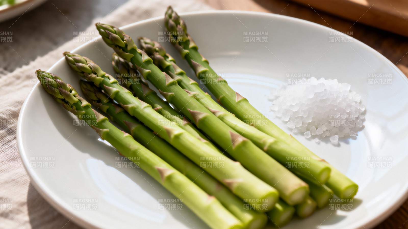 新鲜芦笋配盐图片