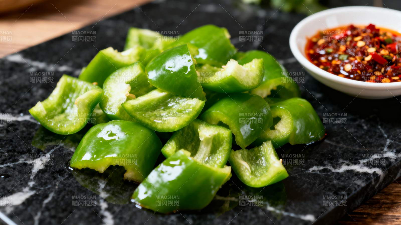 青椒切块配辣酱图片