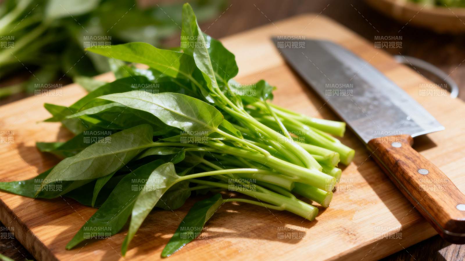 新鲜空心菜待切图片