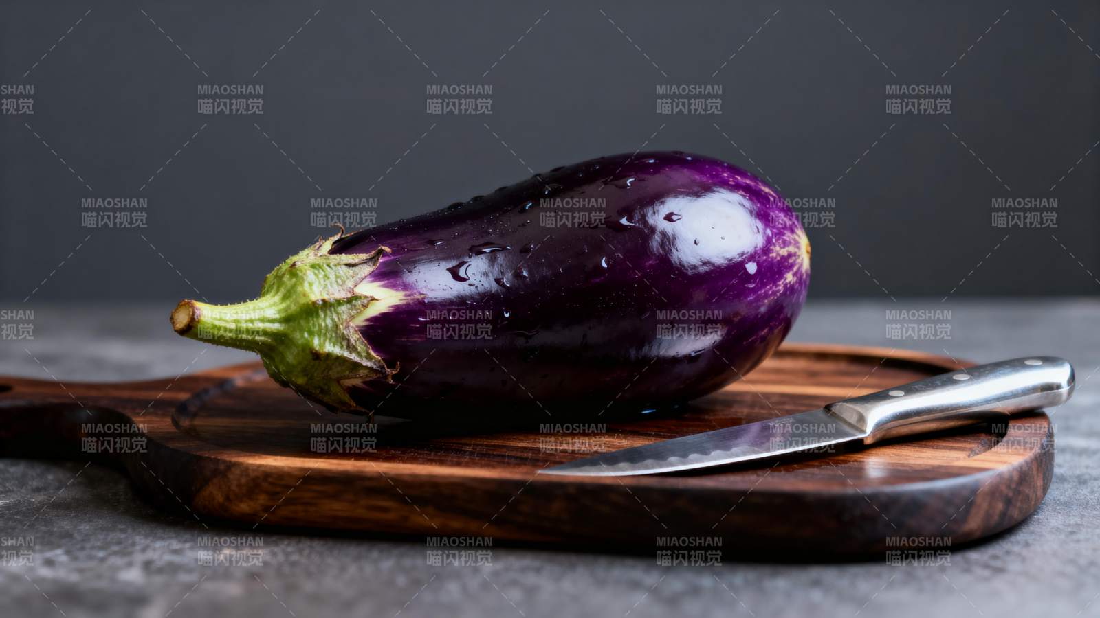 紫茄静置于木砧板图片