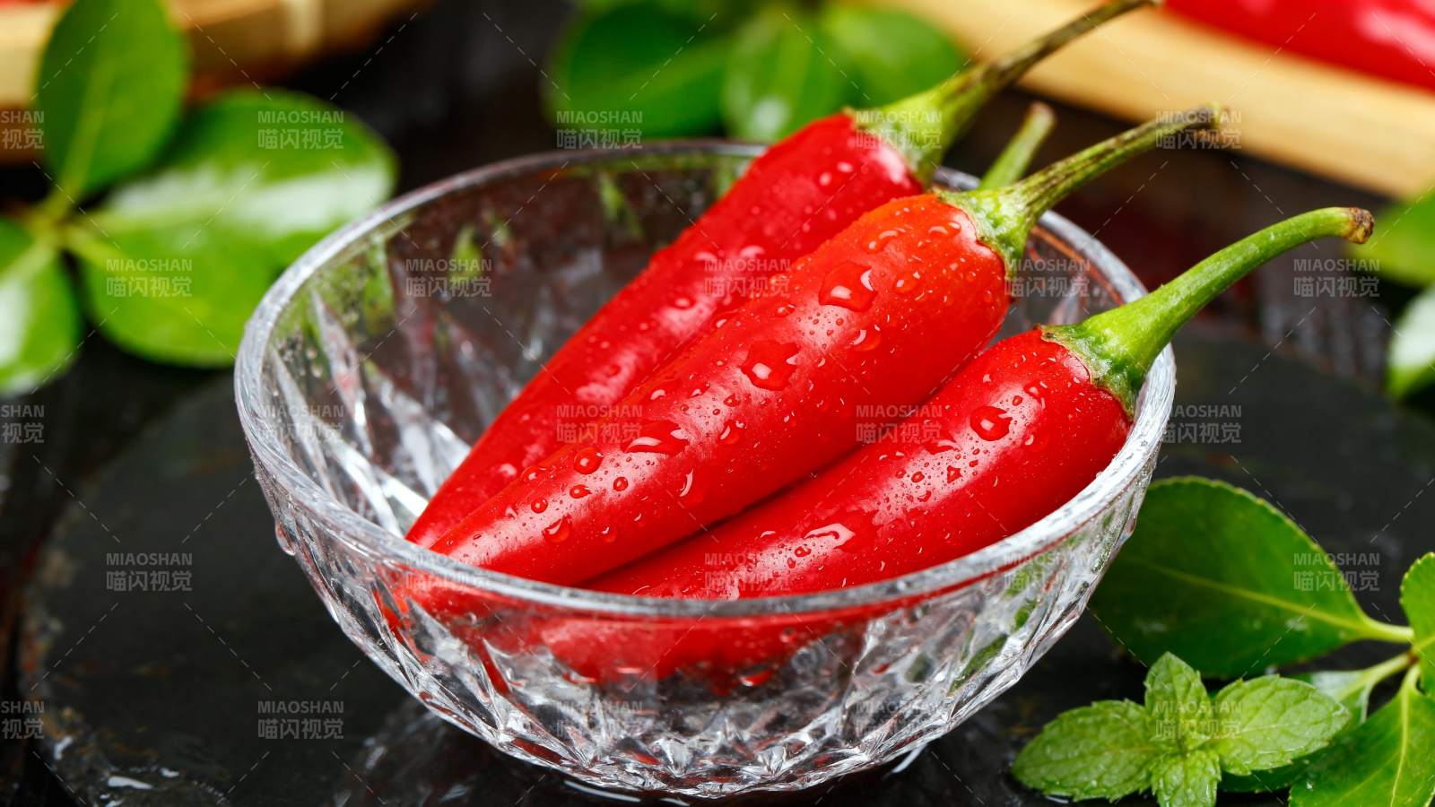 红辣椒晶莹剔透图片
