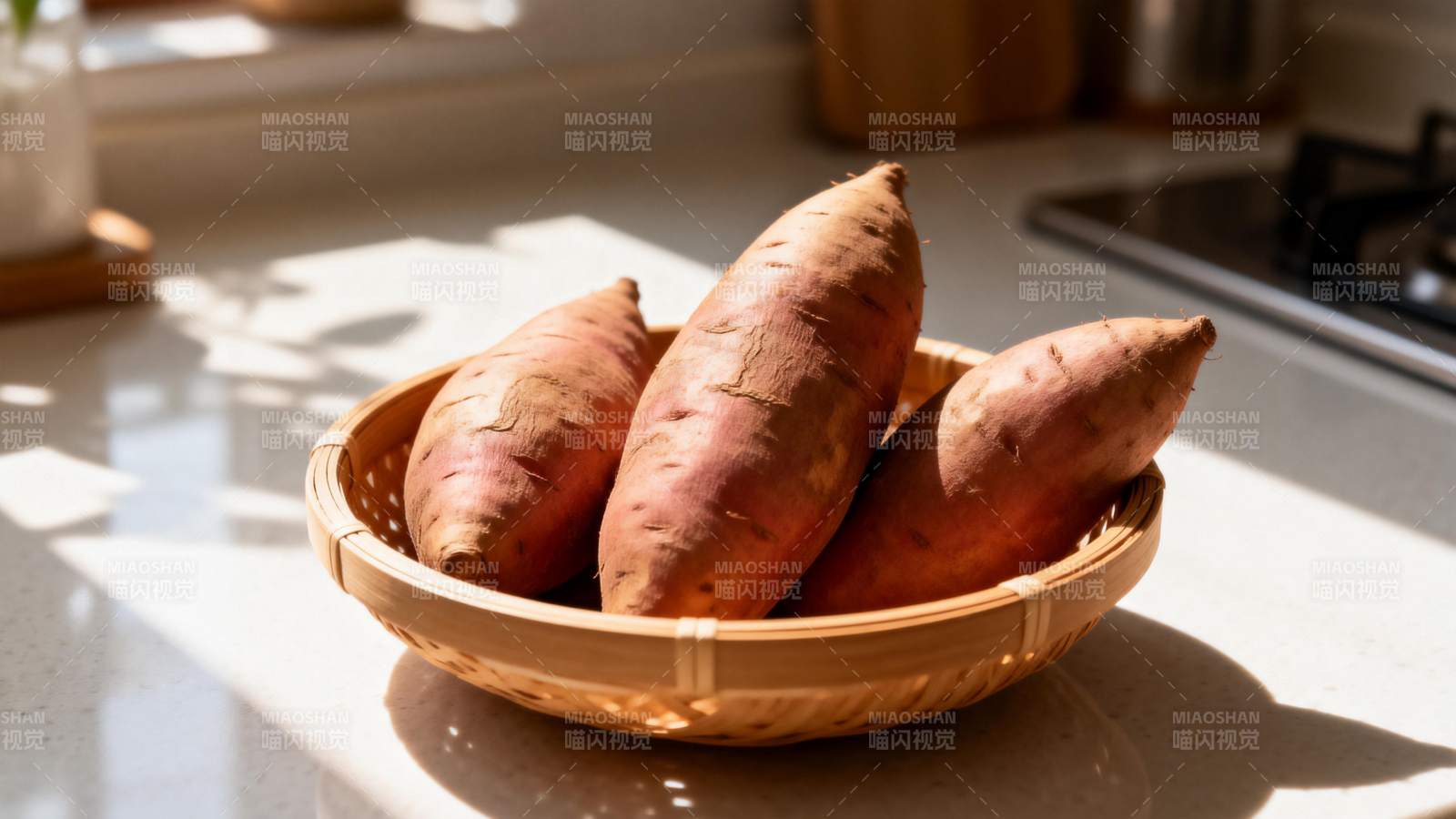 红薯静置于竹篮中图片