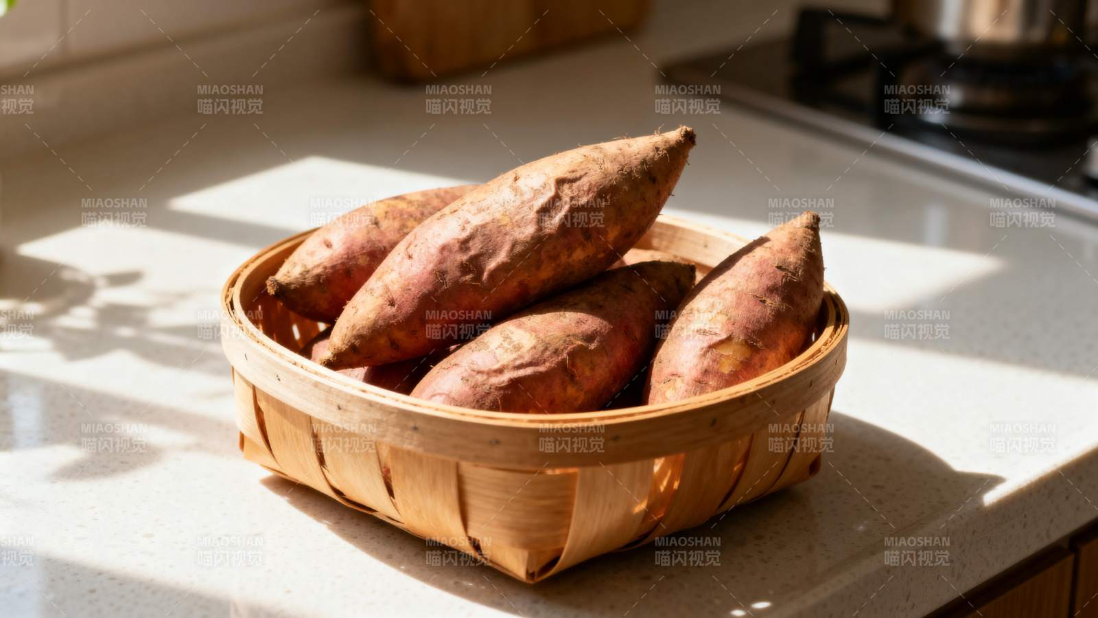 红薯篮中静置图片