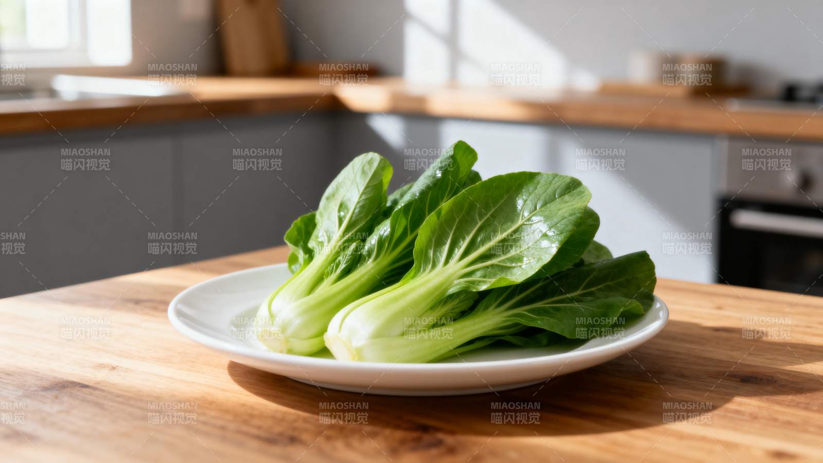 新鲜青菜盘中摆图片