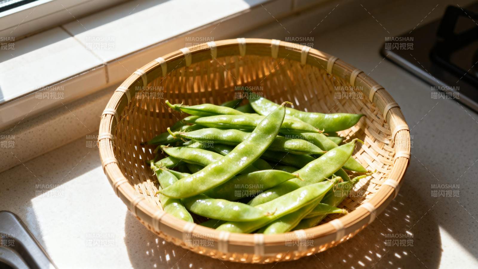 青豆角篮中静置图片