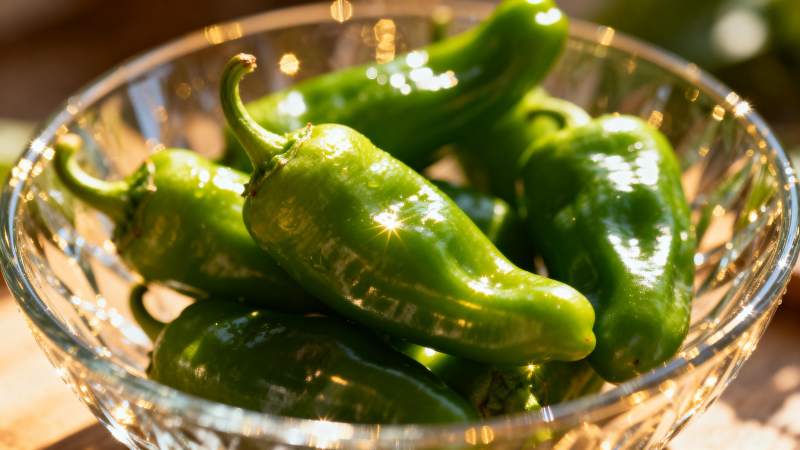 青椒盛于玻璃碗中图片