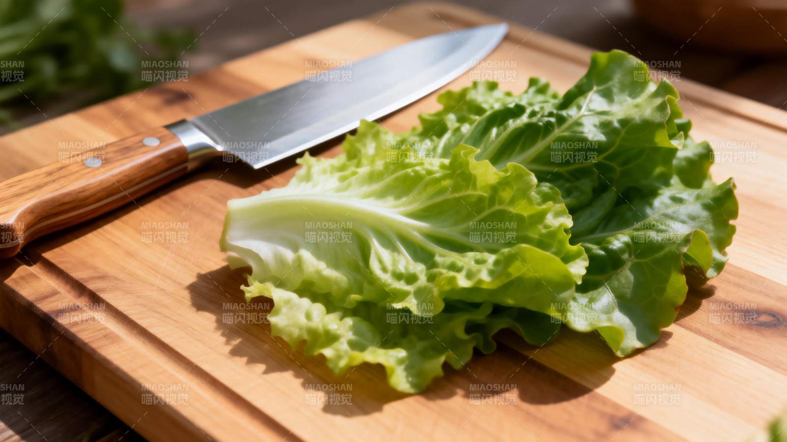 生菜与刀具静物图片