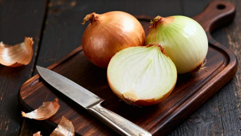 洋葱切片准备中图片