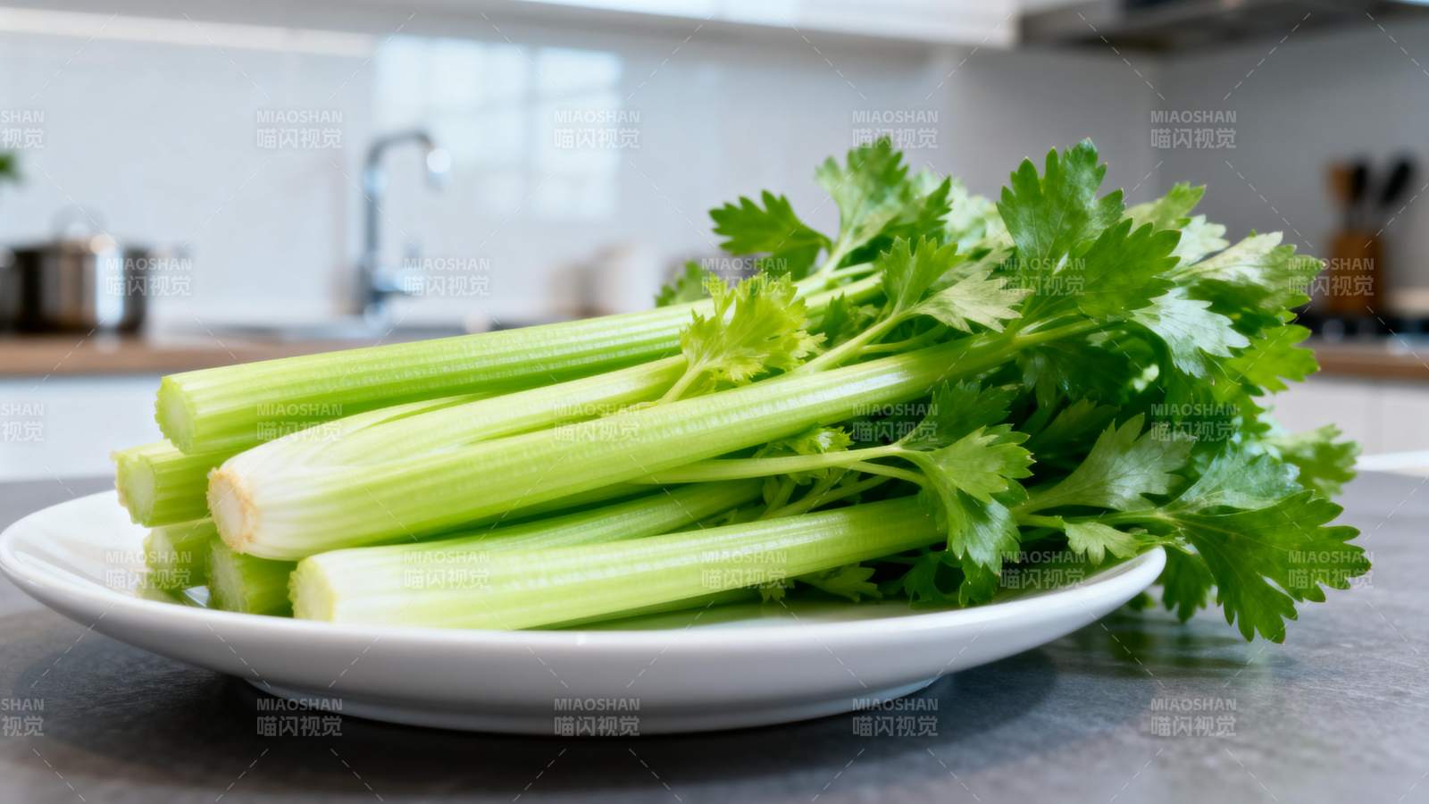 新鲜芹菜摆盘图片