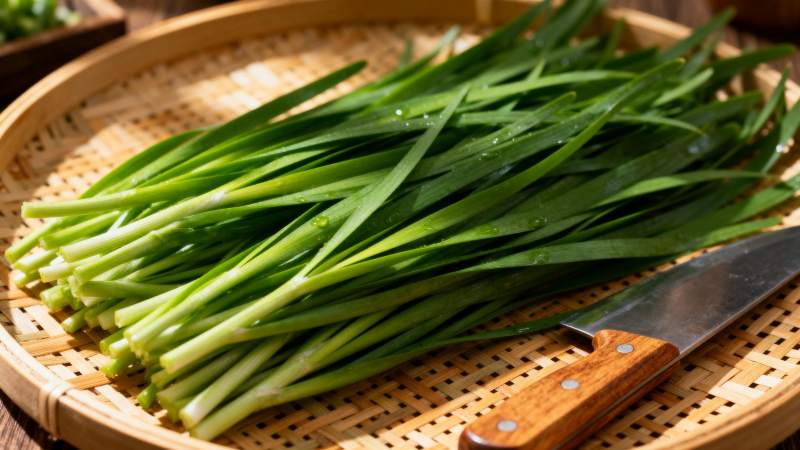 新鲜韭菜待切图片