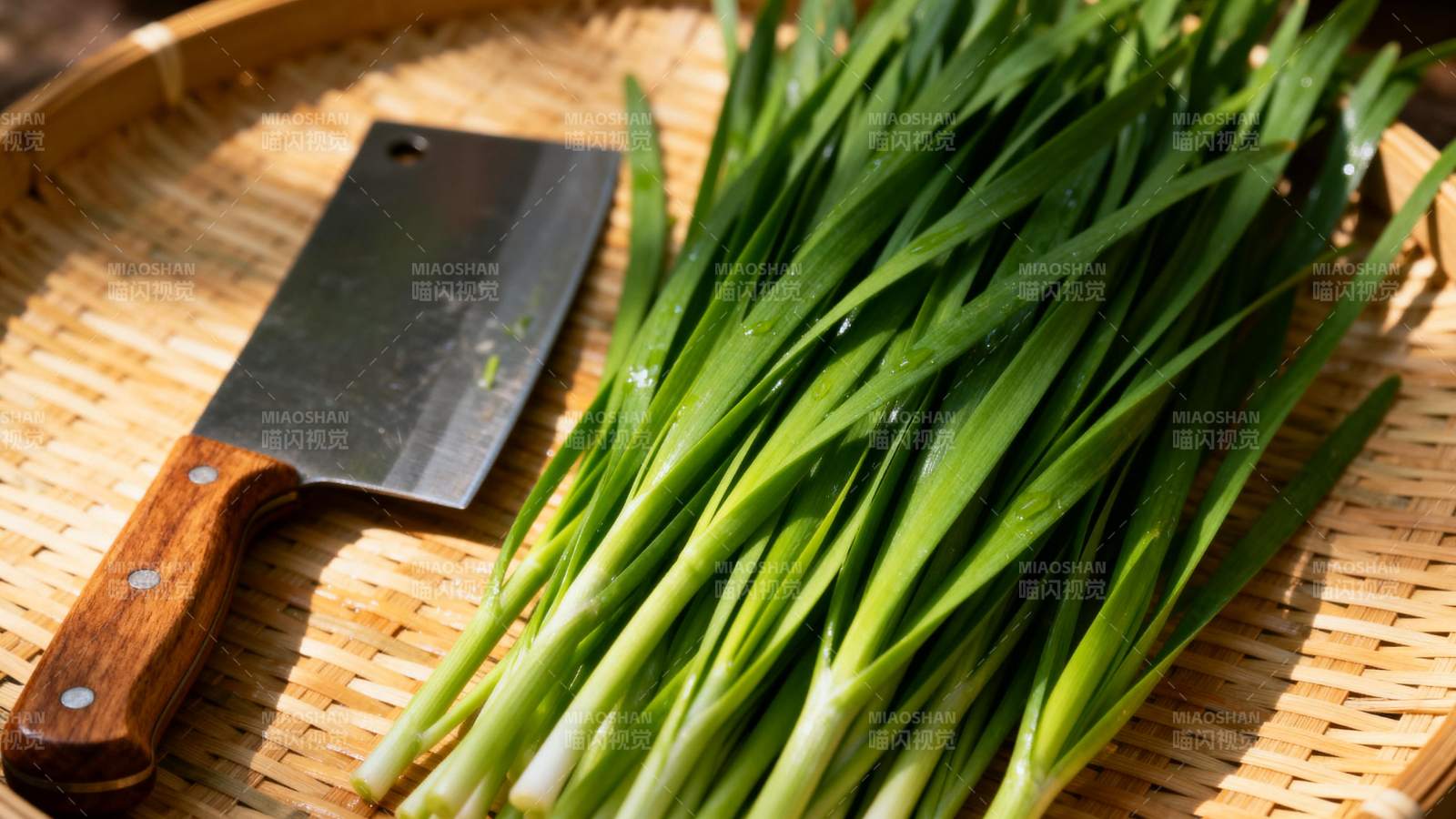 新鲜韭菜与菜刀图片