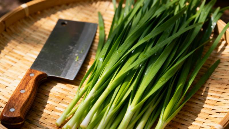 新鲜韭菜与菜刀图片