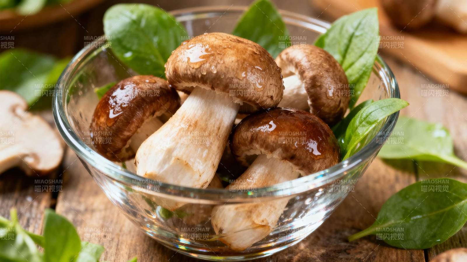 新鲜香菇配绿叶图片