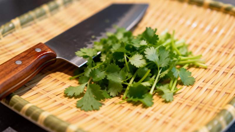 香菜与刀具静置竹垫图片