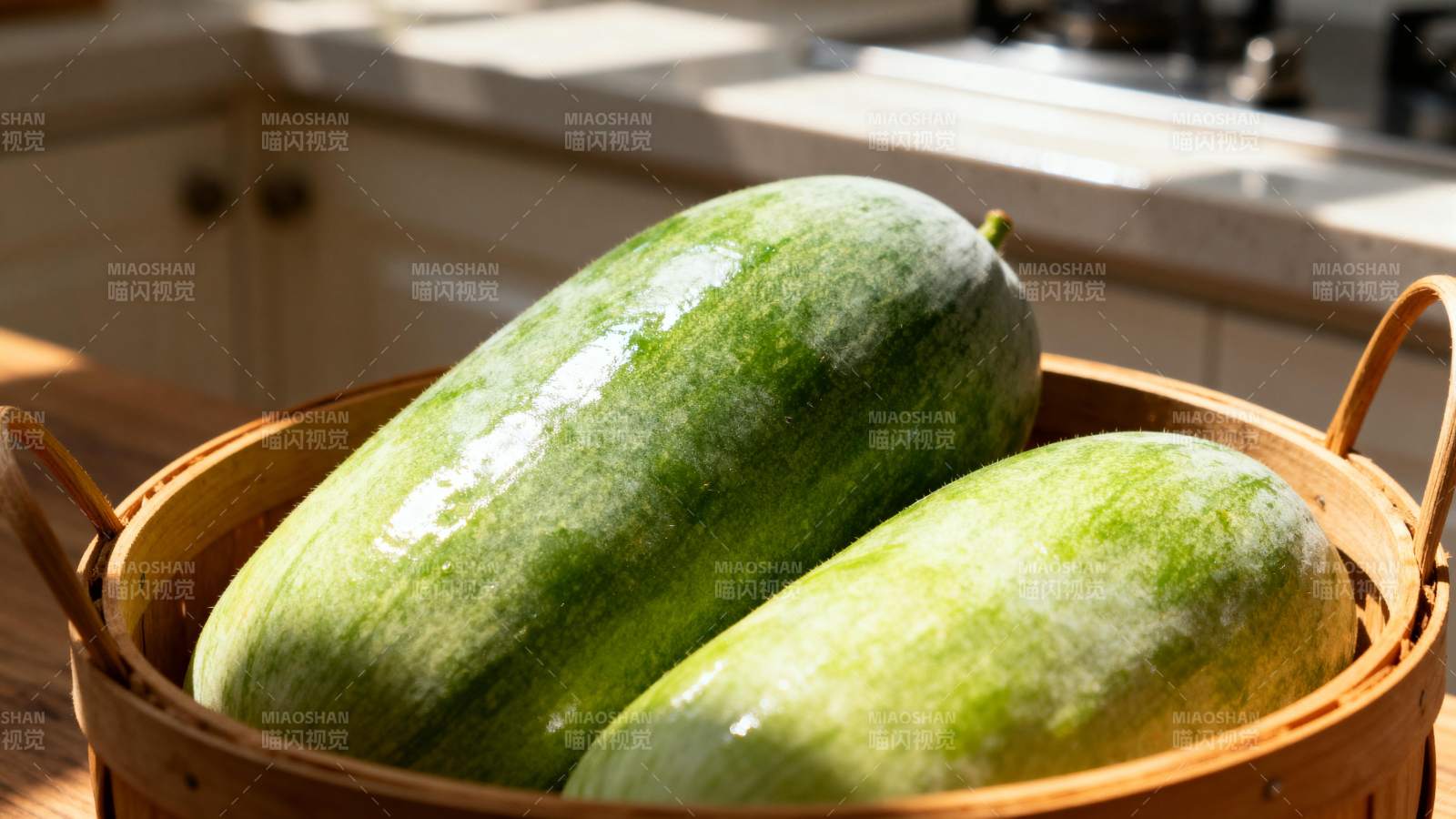 新鲜冬瓜置于竹篮图片
