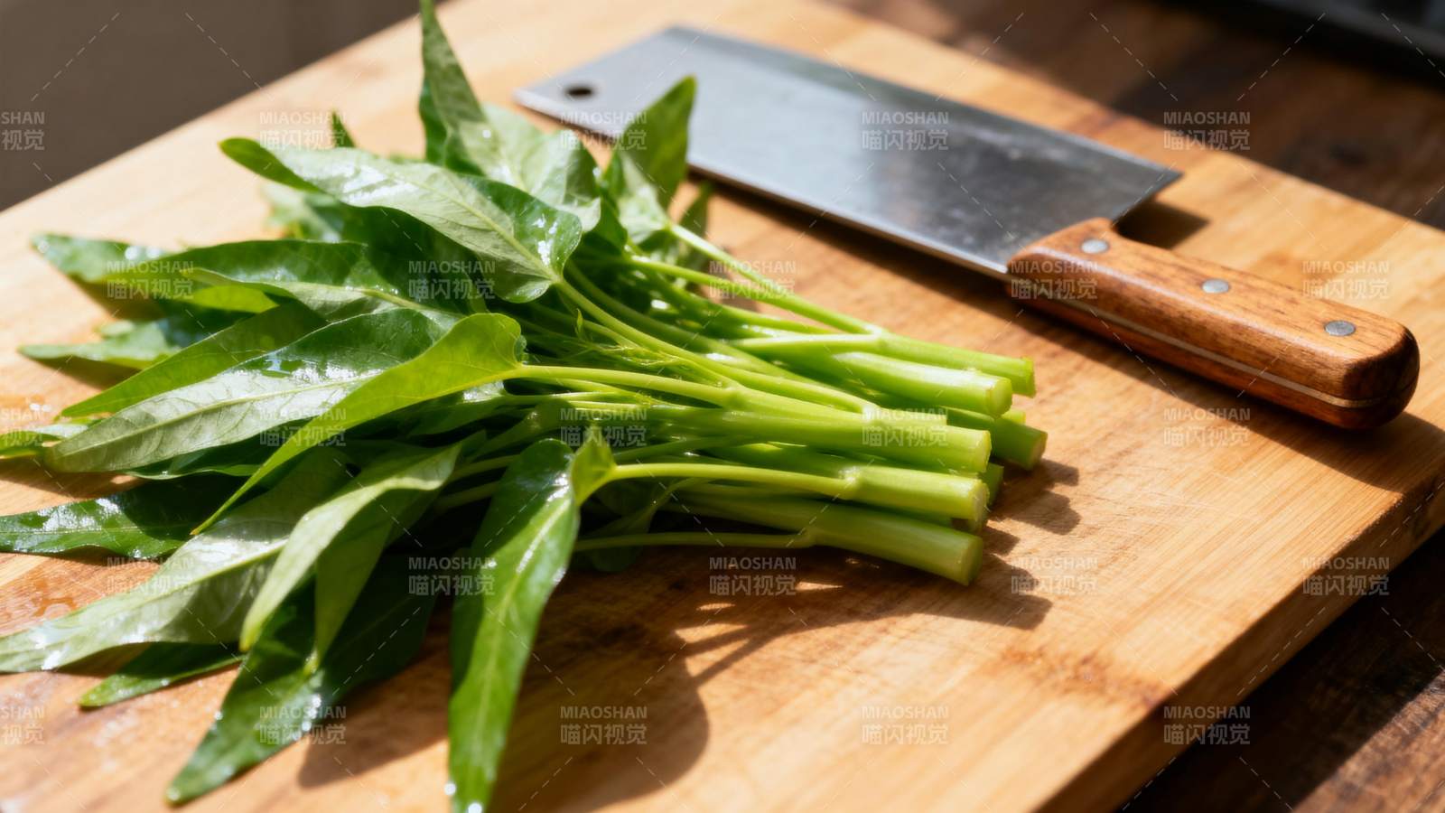 新鲜空心菜待切图片