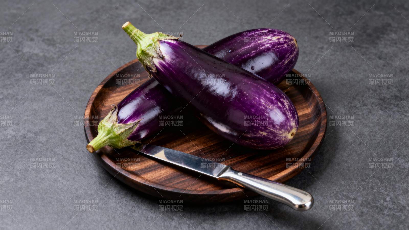 紫茄静置木盘中图片