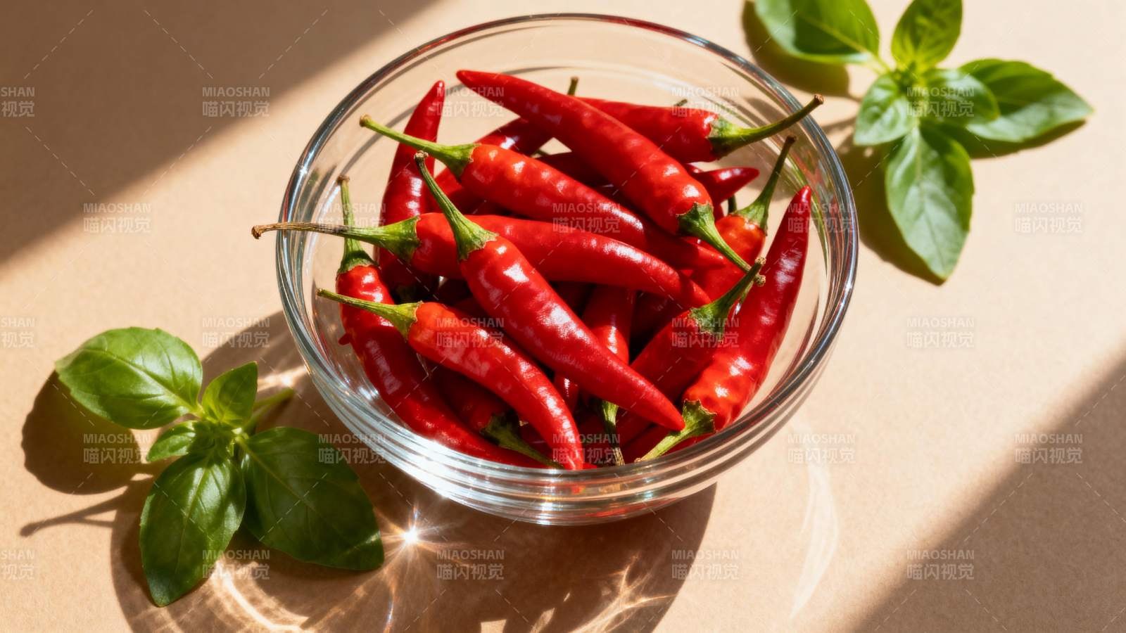红辣椒与罗勒叶图片