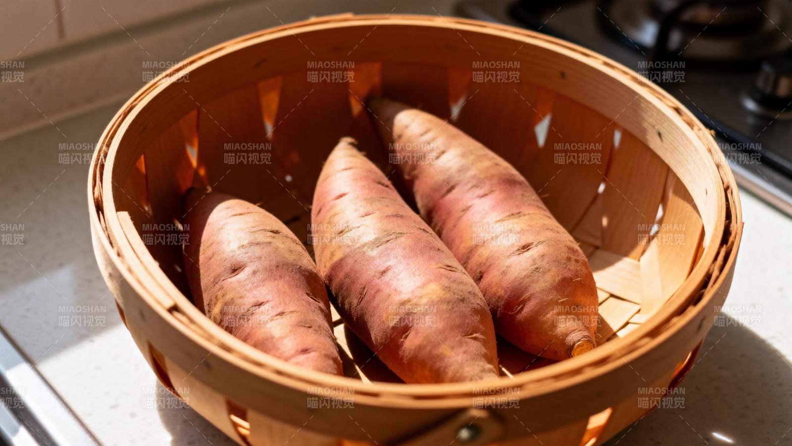 红薯篮中静置图片