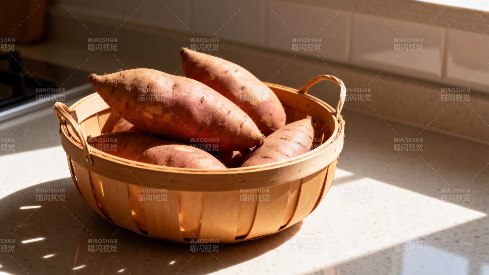 篮中红薯沐浴阳光图片