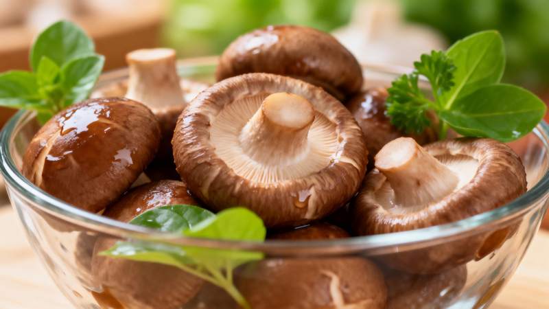 鲜美香菇配香草图片