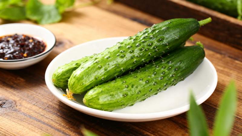 新鲜黄瓜配酱料图片