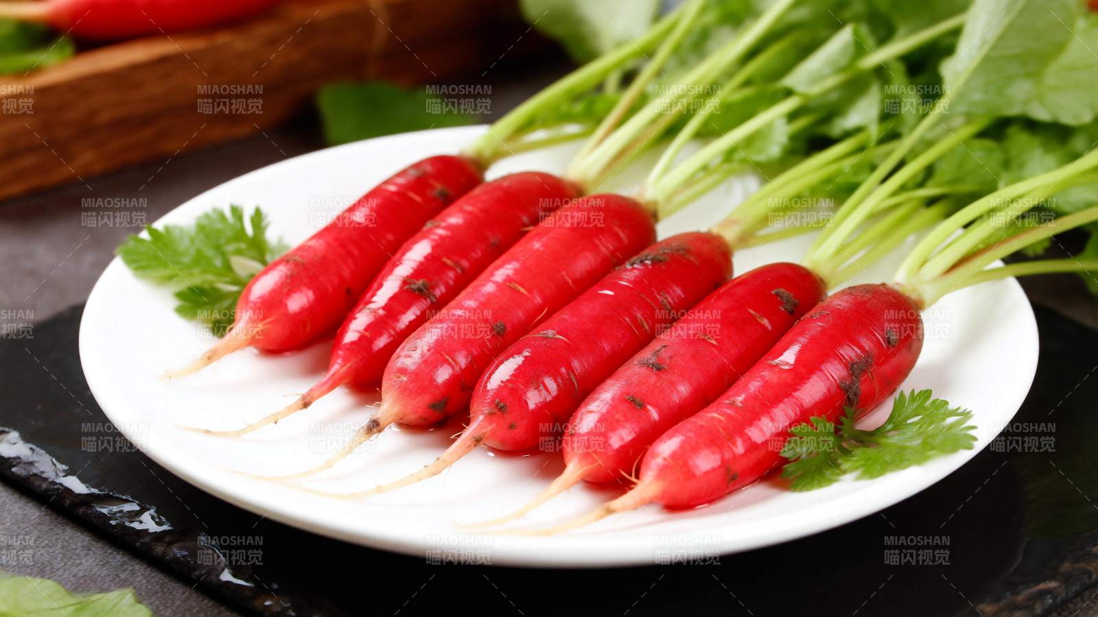 鲜红胡萝卜摆盘图片