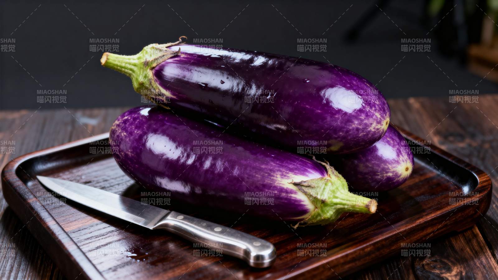 紫茄静置木盘中图片