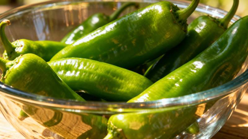 青椒盛碗中图片