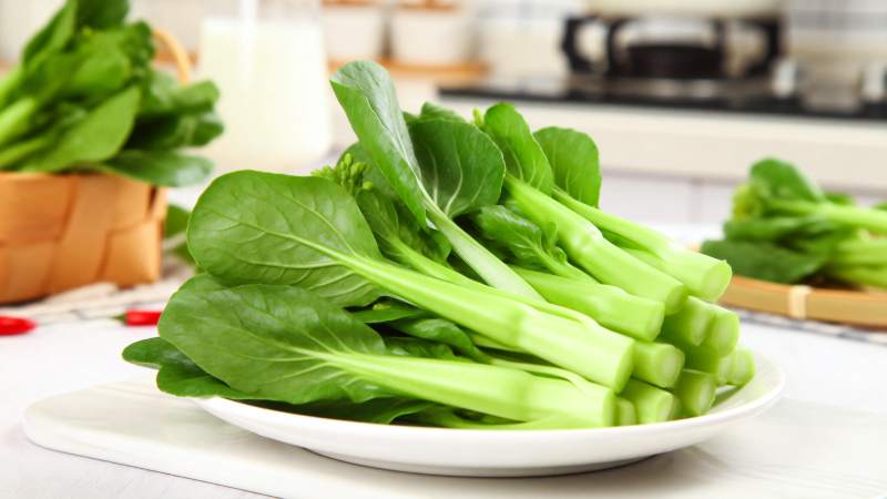 新鲜青菜摆盘图片