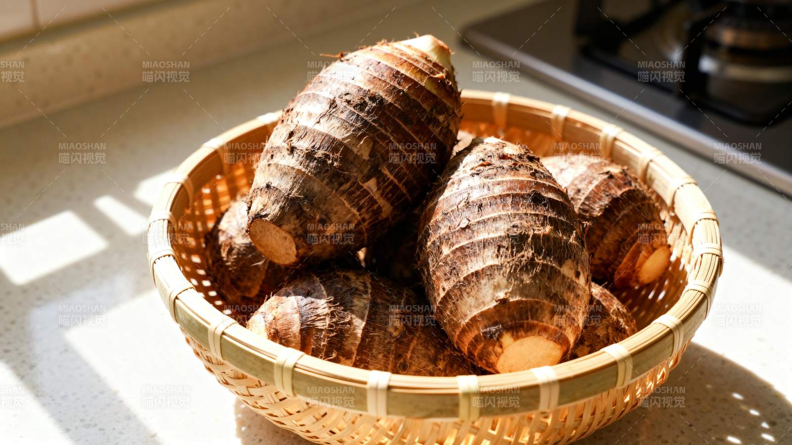 竹篮里的芋头图片