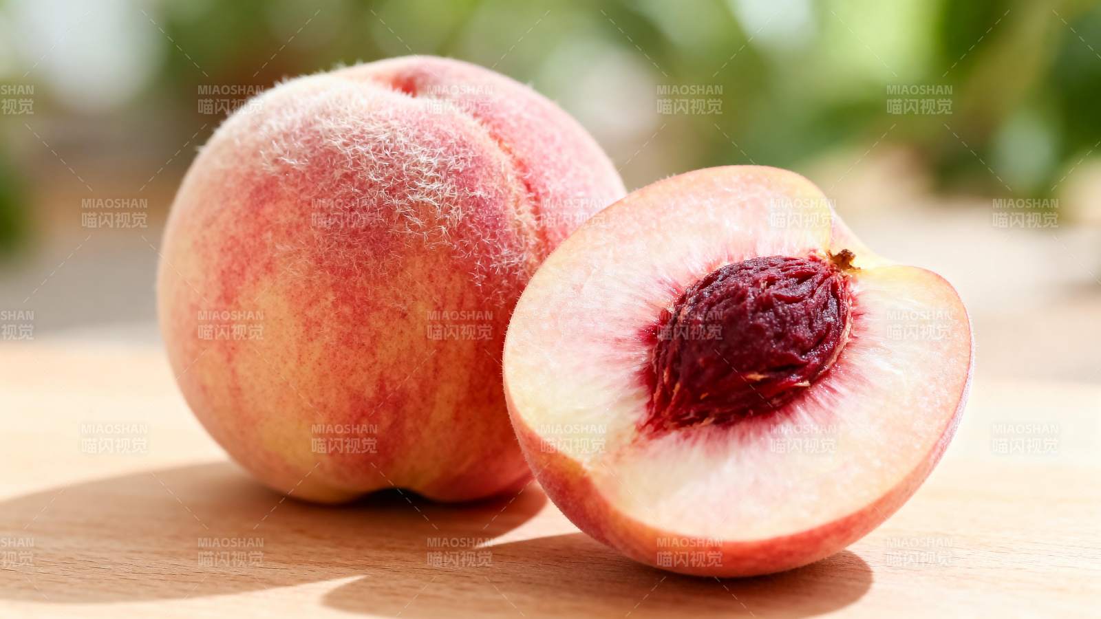新鲜桃子特写图片