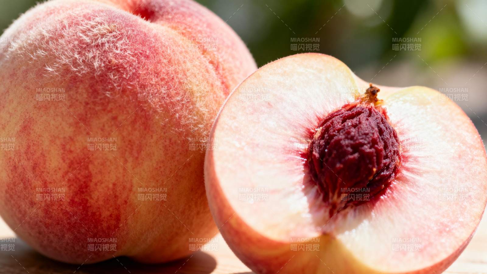 鲜嫩多汁的桃子图片