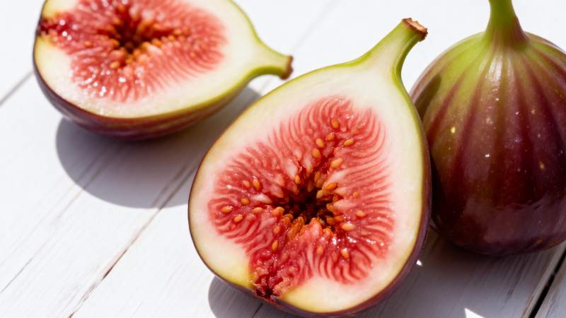 鲜嫩多汁的无花果图片