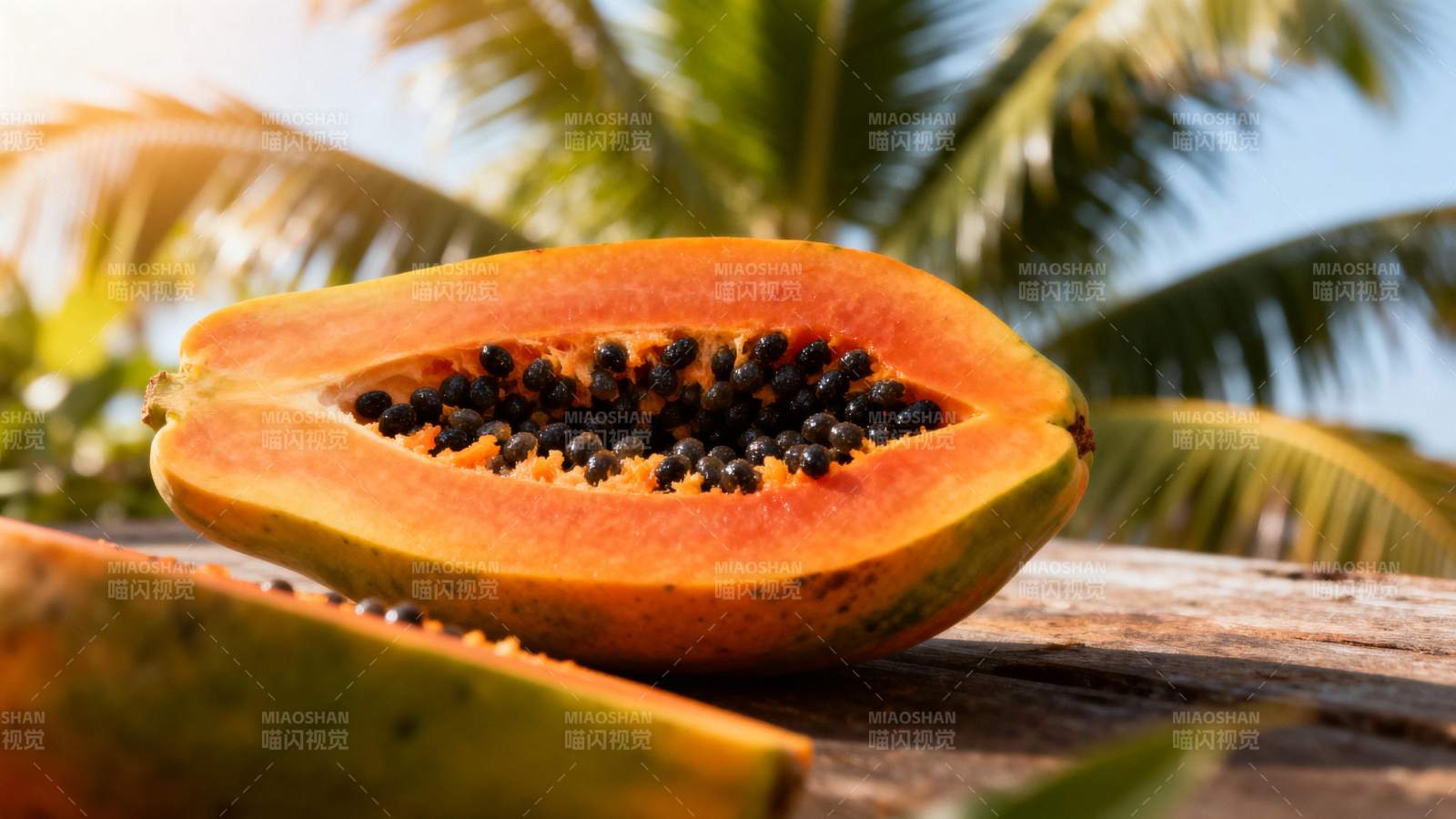 热带木瓜切开特写图片