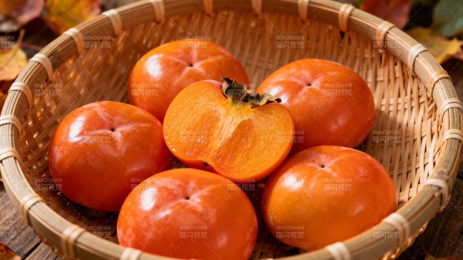 秋日柿子满篮香图片