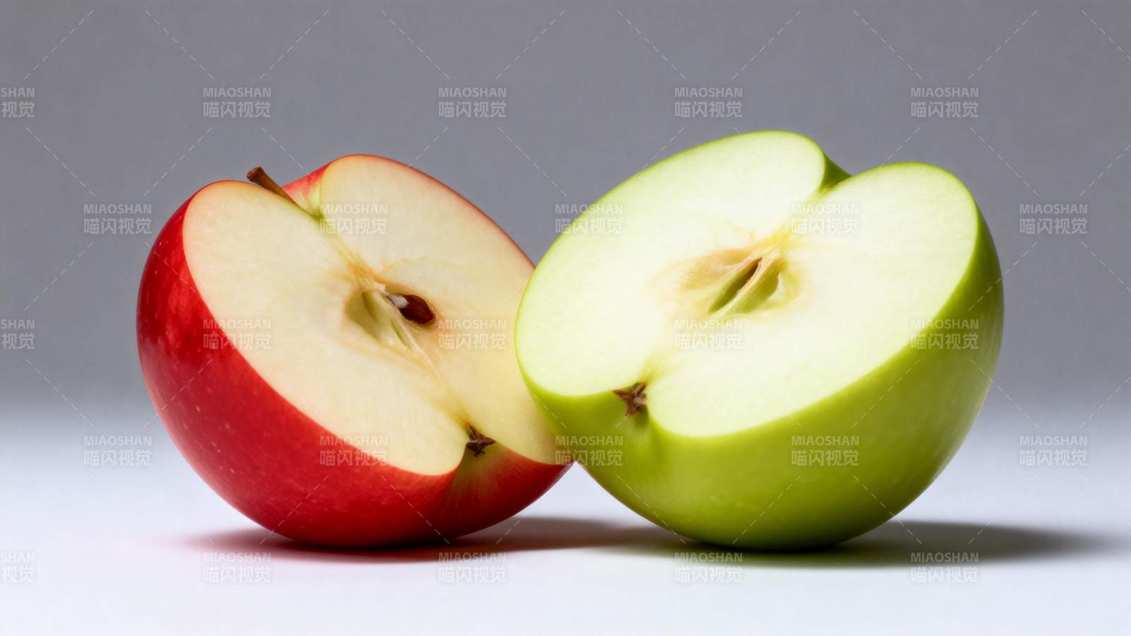 红绿苹果切半对比图片