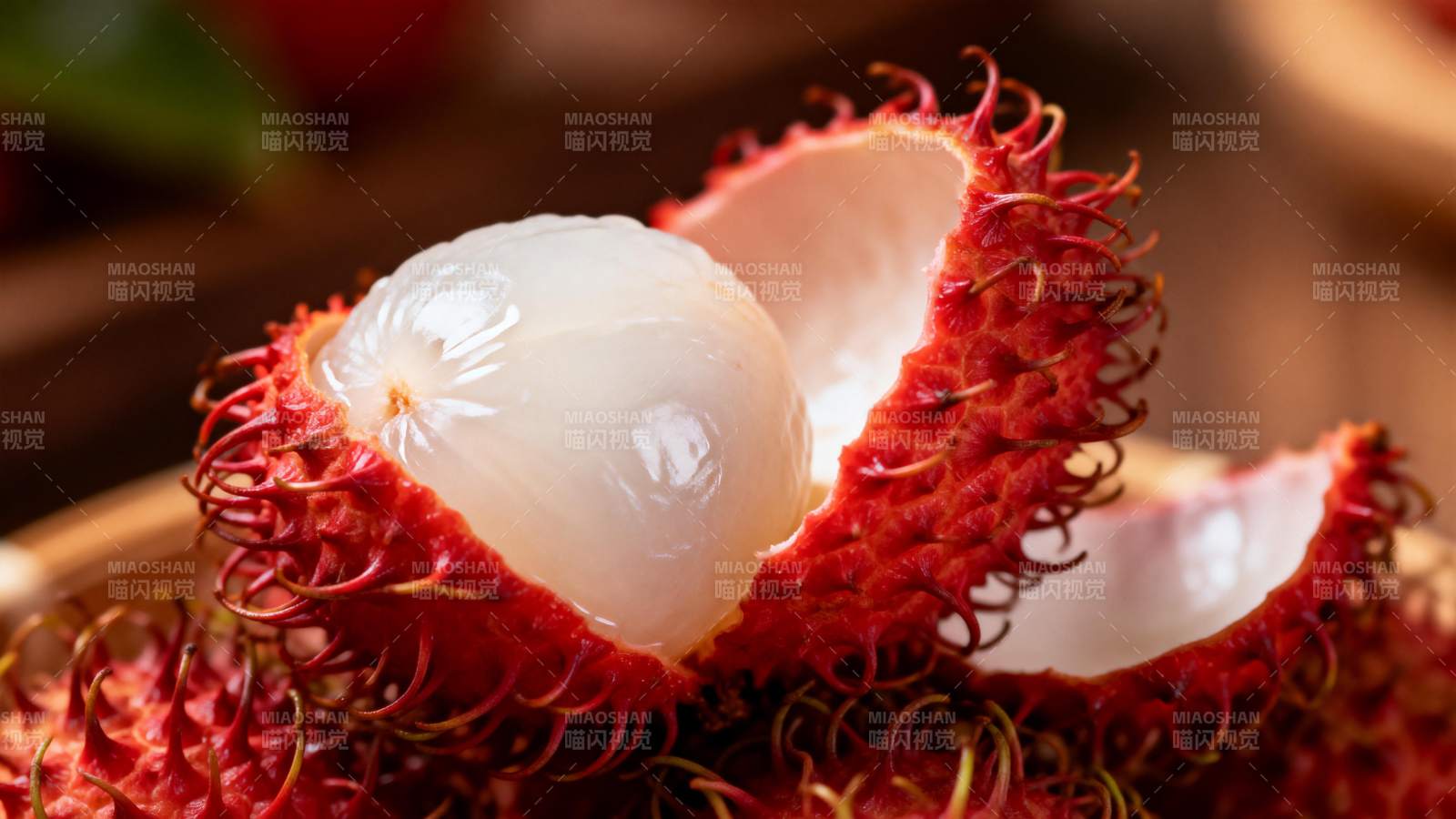 红毛丹果肉晶莹图片