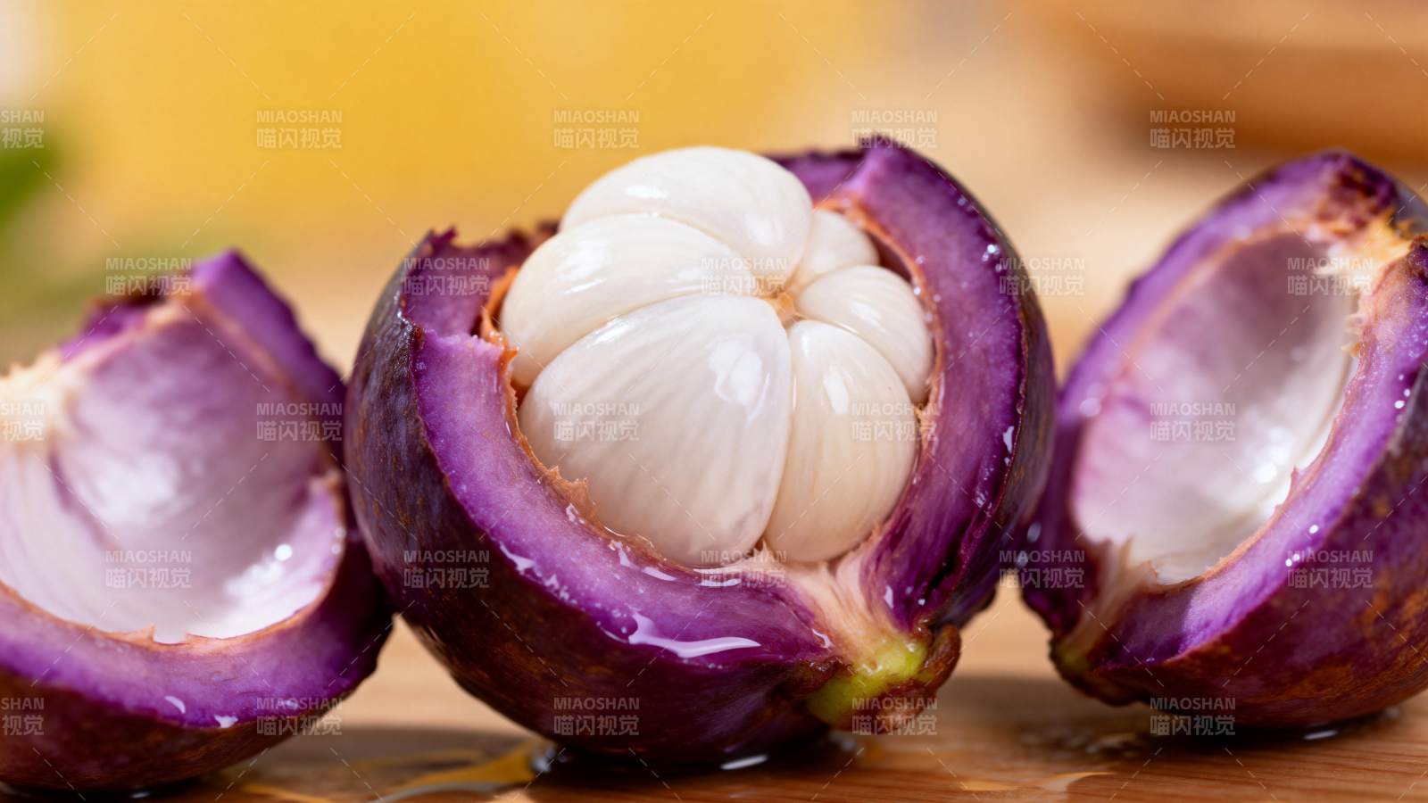 紫果剖开露白肉图片