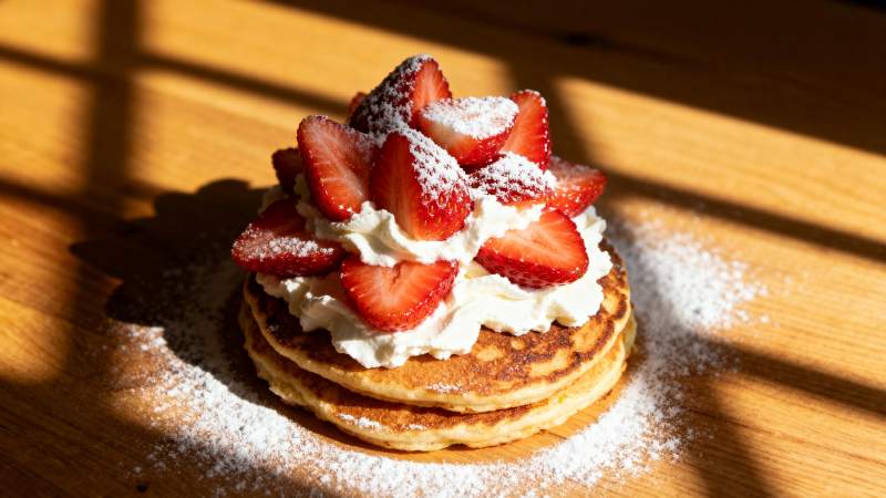 草莓奶油煎饼图片