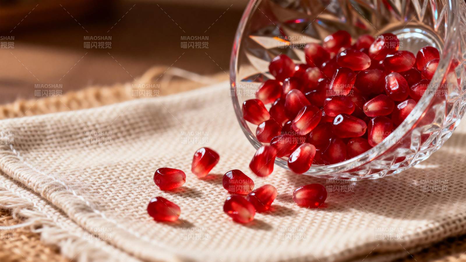 石榴籽散落杯旁图片