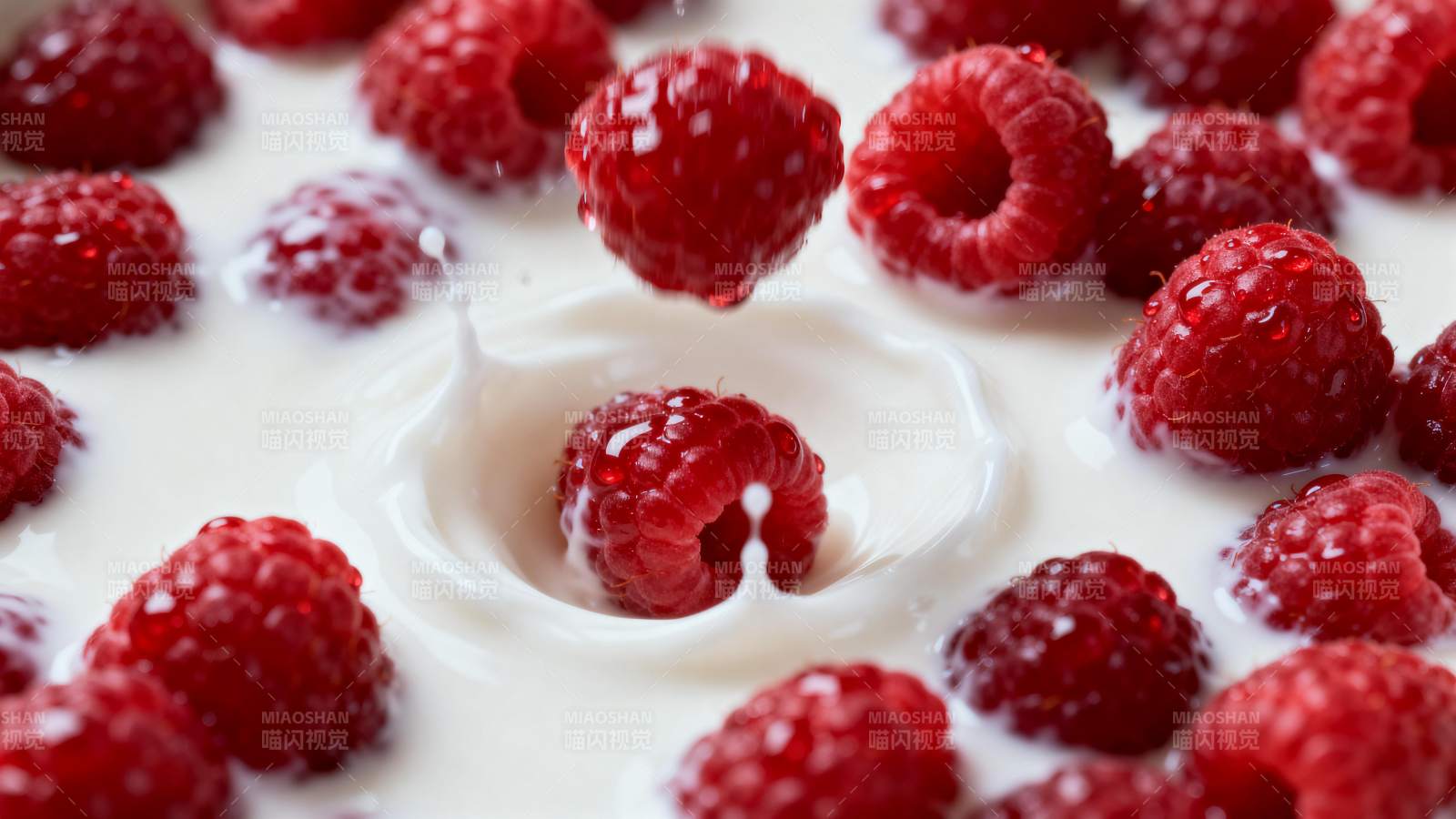 覆盆子坠入奶液图片
