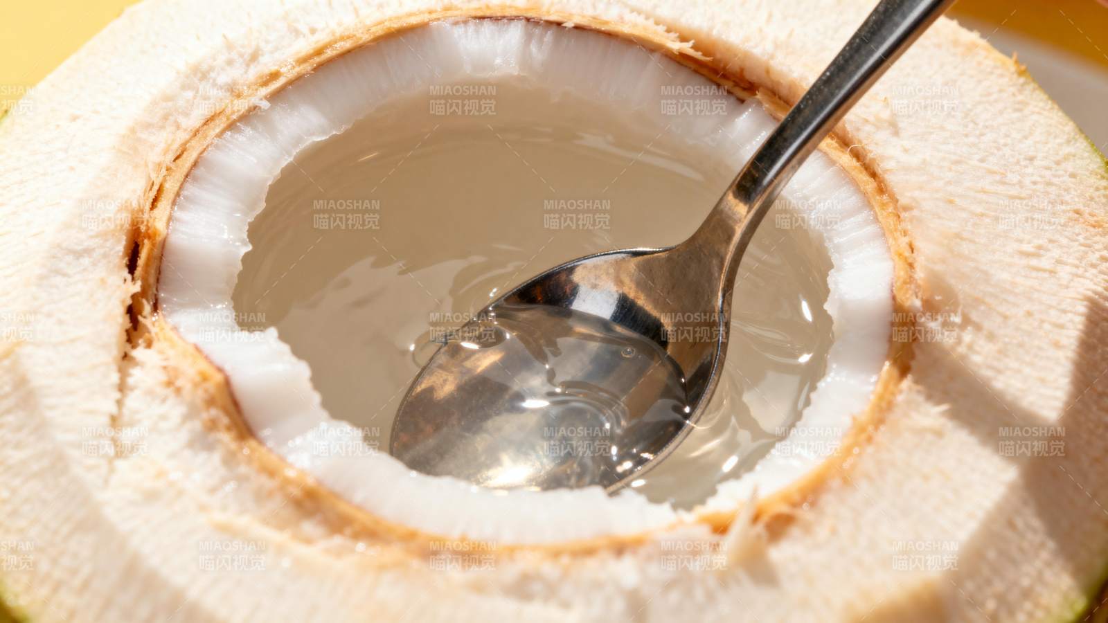 椰子水与勺子图片