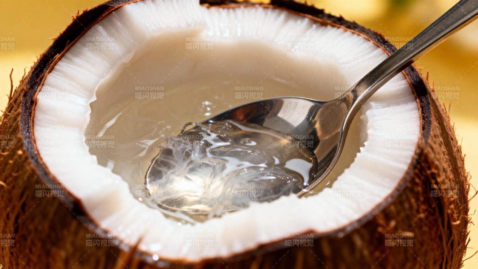 椰子水清甜可口图片