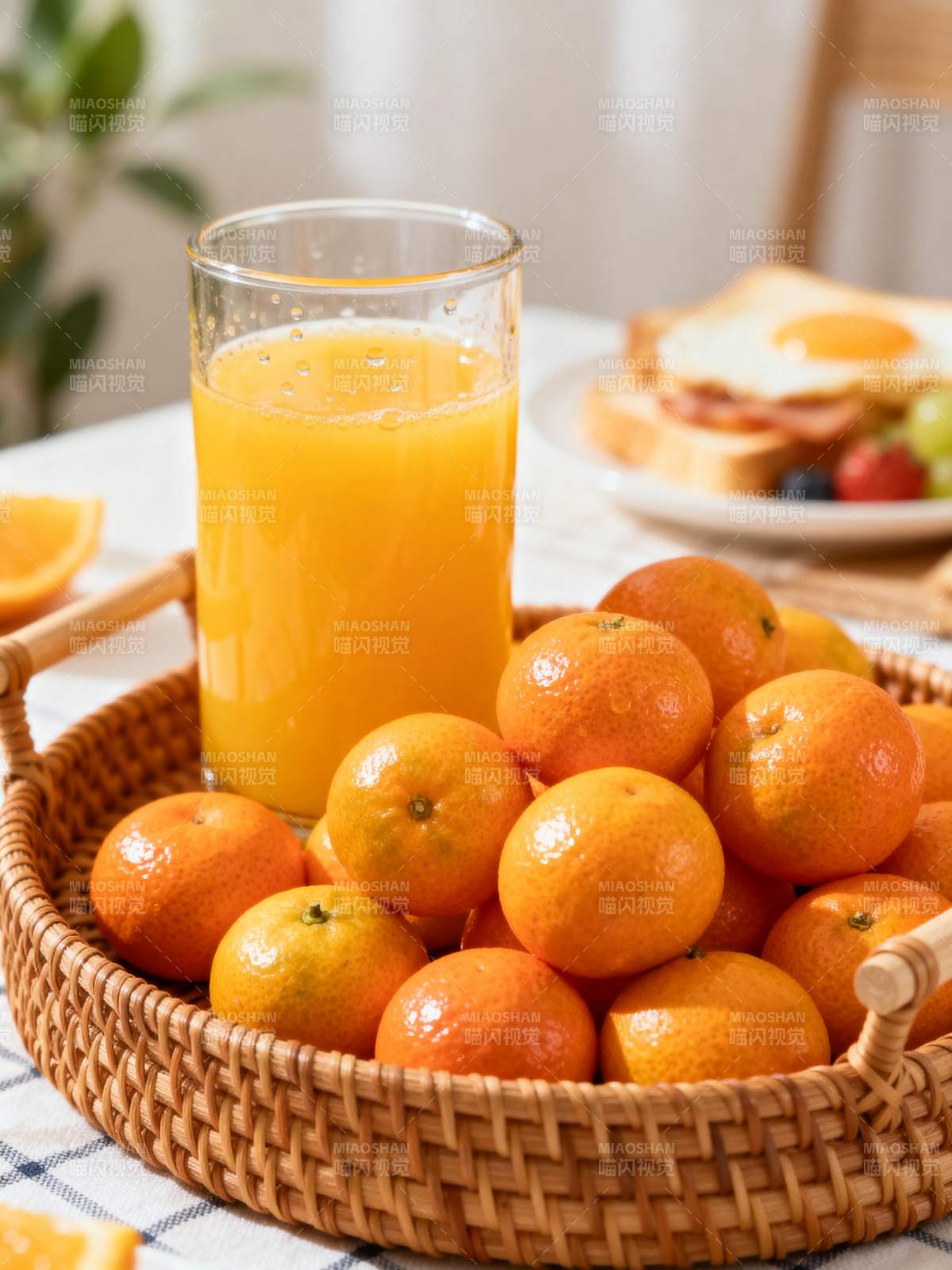 橙汁与新鲜柑橘图片