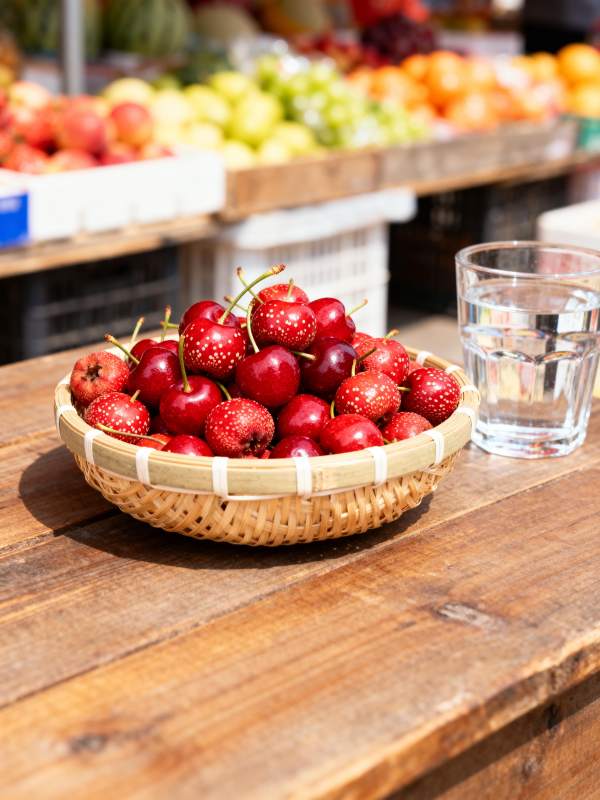 鲜红山楂果篮图片