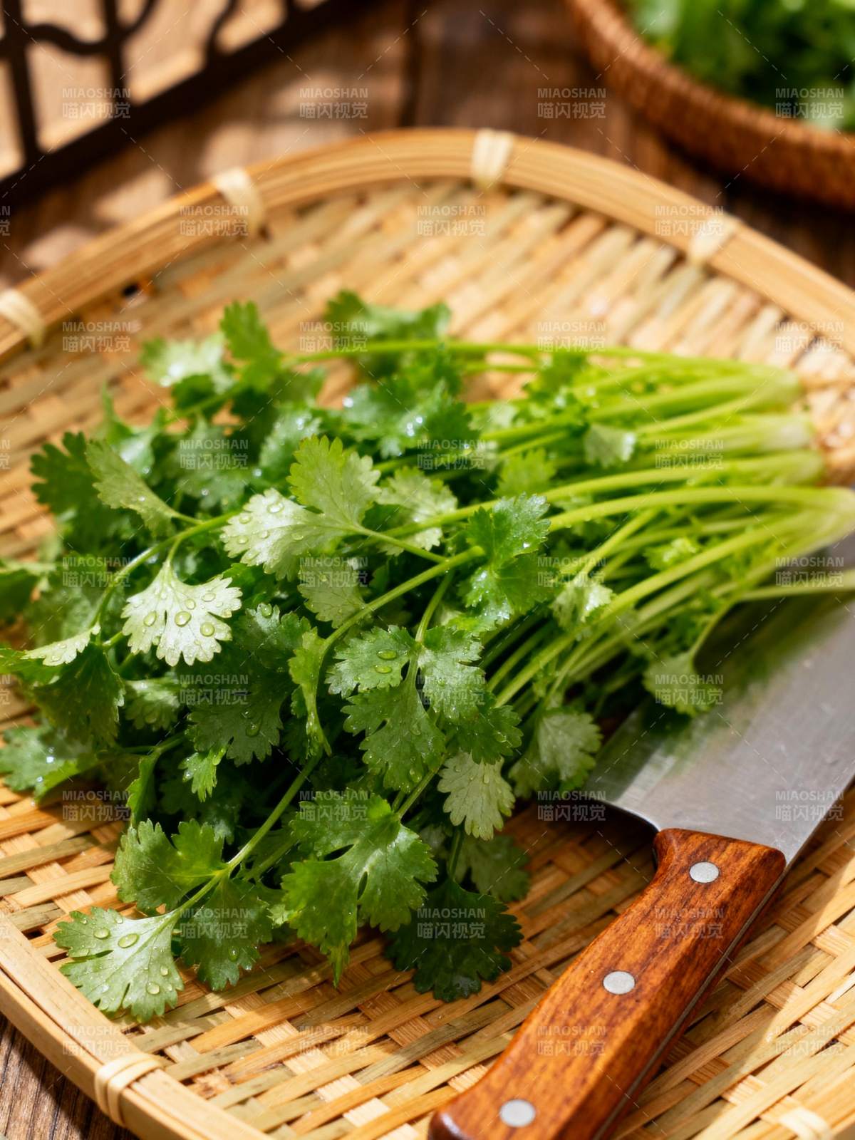 新鲜香菜与刀具图片