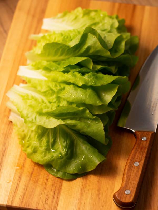 生菜切片准备中图片