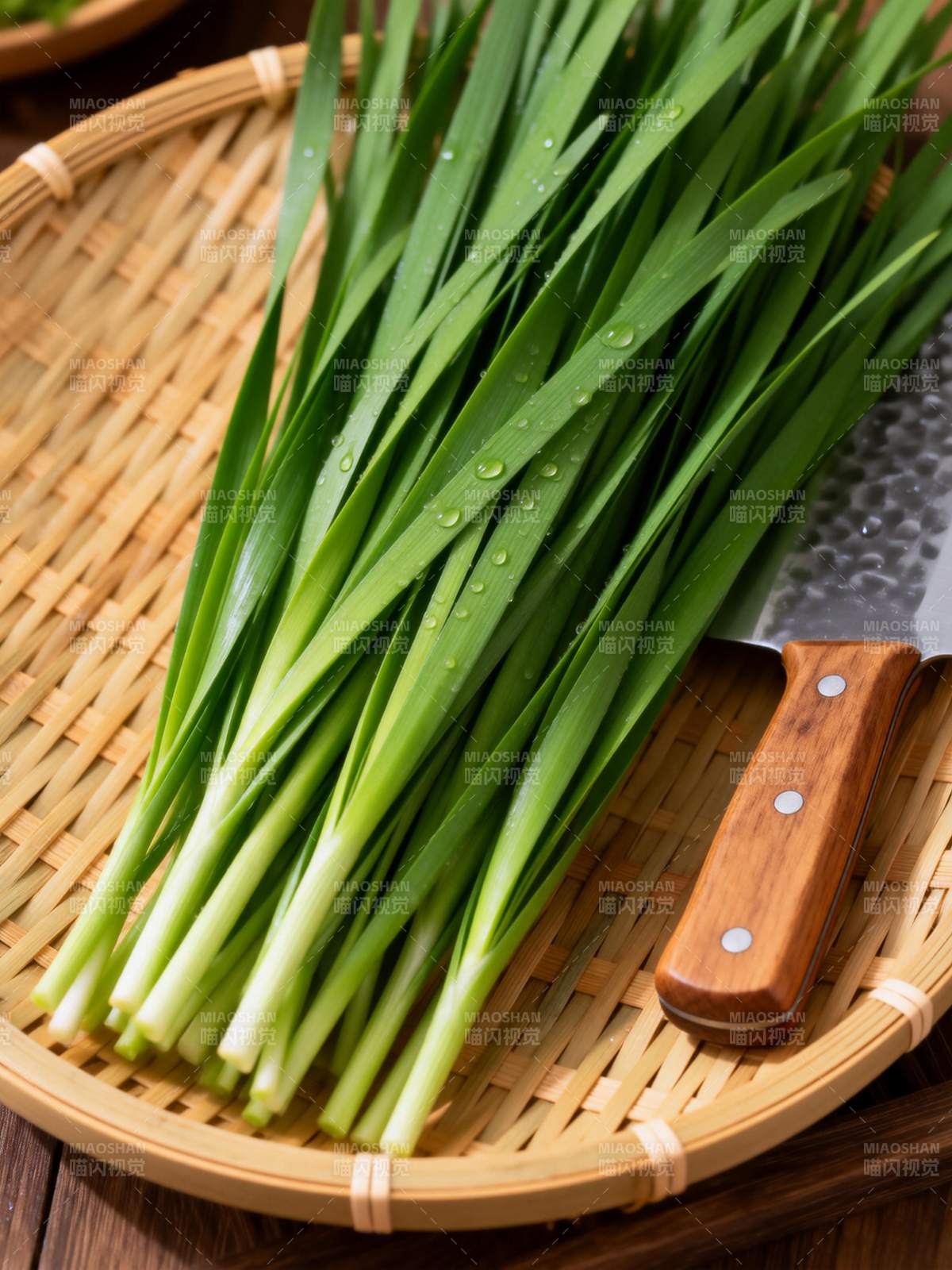 新鲜韭菜待切图片