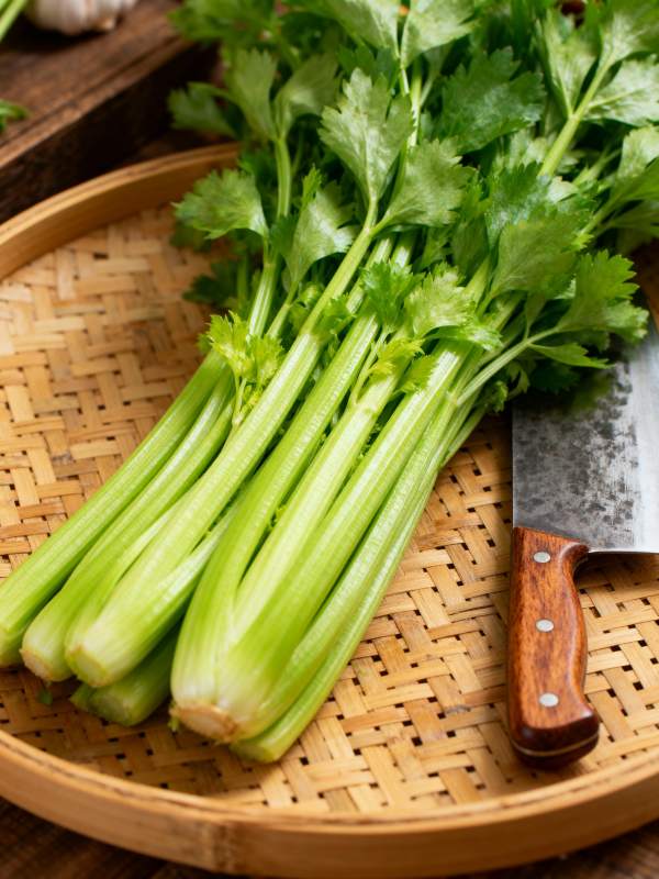 新鲜芹菜与刀具图片